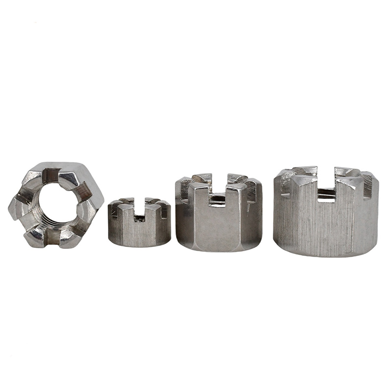 Korozní korunní ořech dobývá korunní štěrbinou