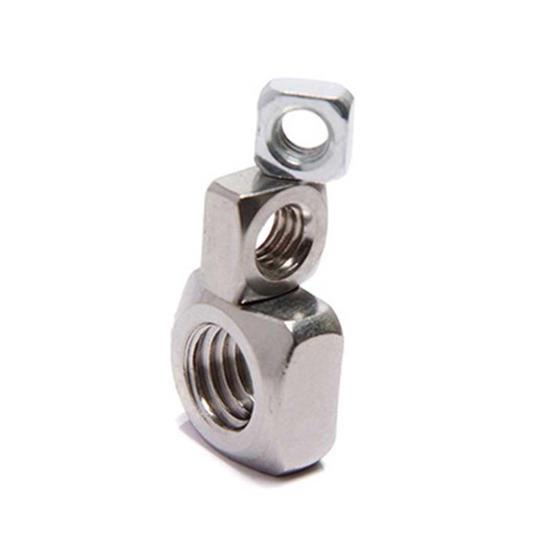 čtvercové ořechy na hraně