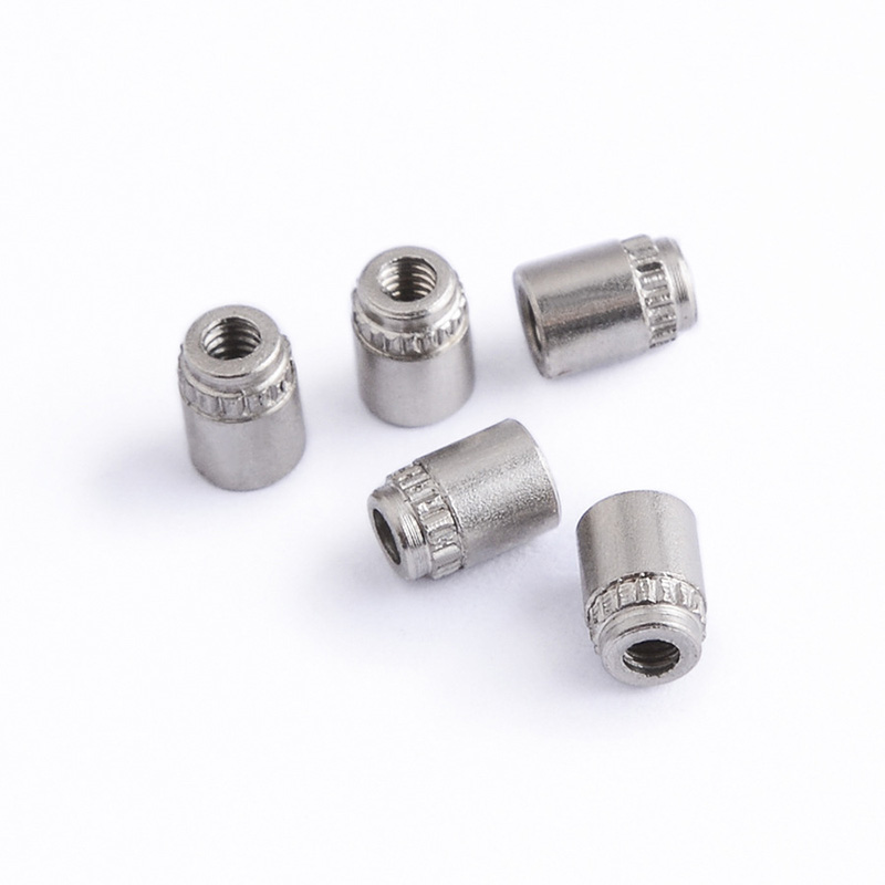 UN nýtovaný trn pro PCB desku